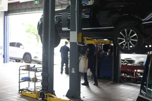 汽车维修车间作业场景