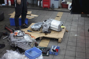 地上杂乱堆放的机械零件