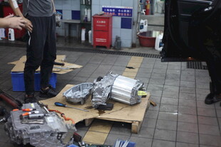 车间内的机械零件摆放