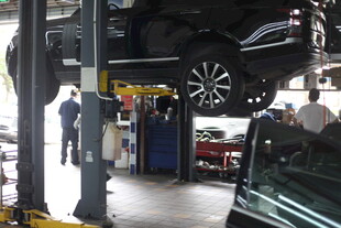 汽车维修车间作业场景