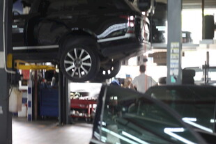 汽车在维修车间被举升