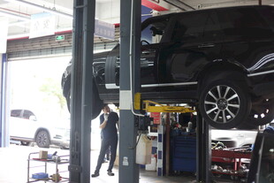 汽车维修车间作业场景