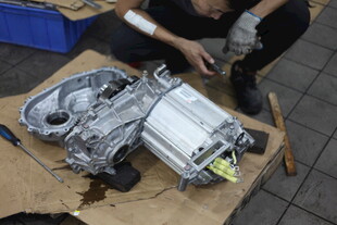 拆解中的汽车零部件