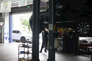 汽车维修车间内部场景