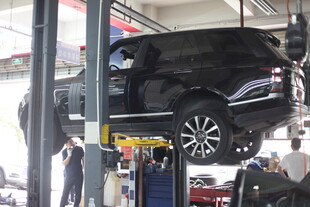 汽车维修中车辆被举升