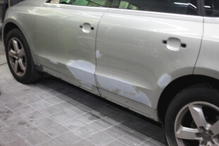 银色汽车侧面特写