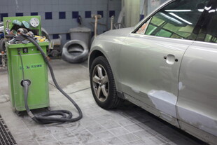 汽车维修车间的作业场景