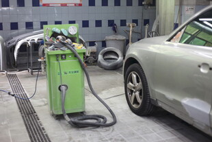 汽车维修车间的设备与车辆