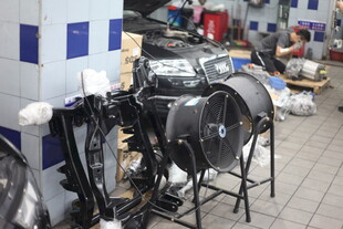 车间内的机械设备与线缆