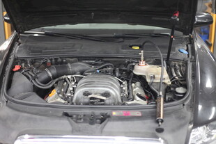 汽车发动机舱检修场景