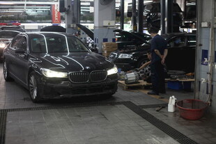 汽车在车间内进行维修