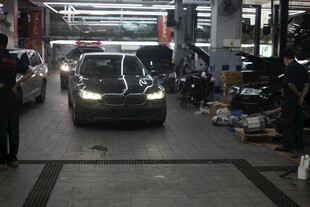 汽车在维修车间内检修