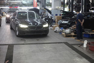 汽车维修车间内的车辆