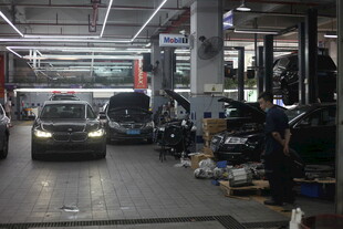 汽车维修车间内景