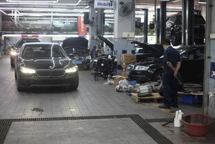 汽车维修车间内景