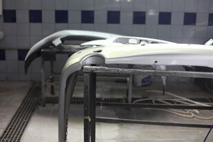 汽车喷漆车间内的车辆