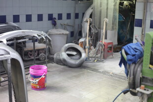 汽车维修车间作业场景