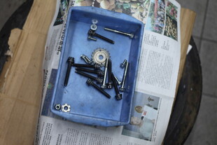 蓝色盒内的机械零件工具