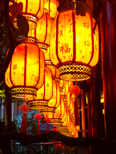 古巷中悬挂的传统红灯笼