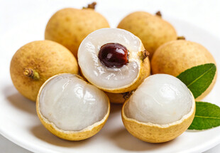 龙眼摆放在白盘上