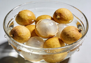 玻璃碗中的龙眼