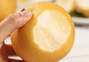 咬过一口的秋月梨