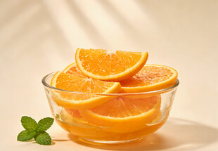 玻璃碗中的脐橙切片