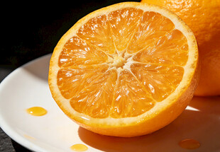 切开的多汁脐橙