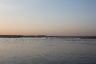 黄昏下平静的广阔水域