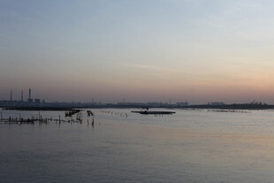 黄昏下宁静的水面与船只