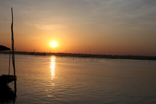 夕阳下的宁静水面