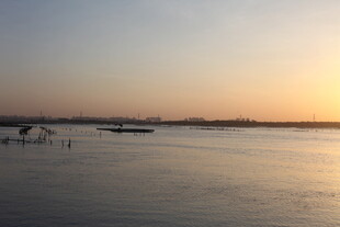 日落时分的宁静水面