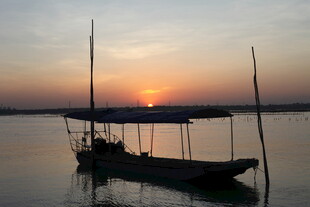 夕阳下的湖畔孤舟