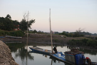 河畔小船与垂钓者