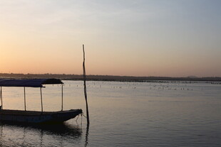 夕阳下的静谧江面小船