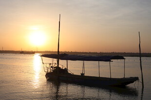 夕阳下的江畔小船