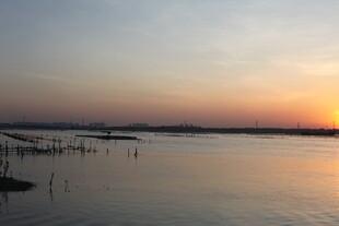 夕阳下的宁静湖面