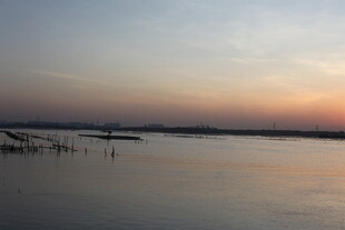 黄昏下宁静的水面风光