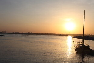 夕阳下的河畔小船