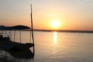 夕阳下的湖面小船