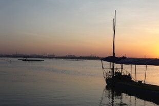 夕阳下的湖畔小船