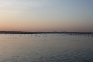 夕阳下的平静湖面