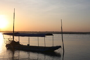 夕阳下湖面的静谧小船