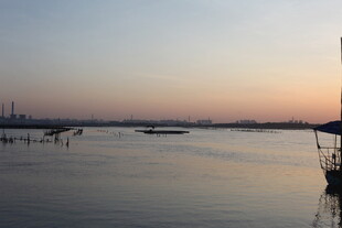 黄昏下的宁静港湾