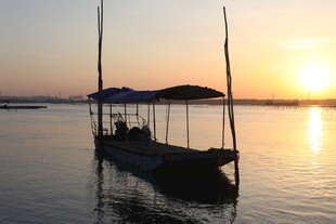 夕阳下的水面小船