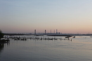 黄昏下的河畔桥梁美景