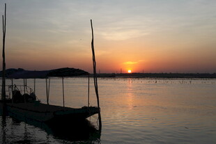夕阳下的宁静湖畔小船