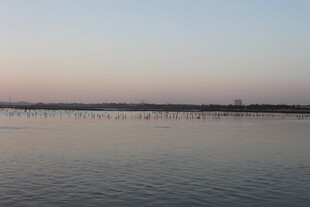 黄昏下的平静湖面