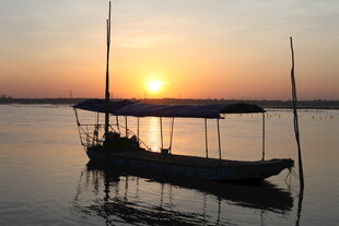 夕阳下湖面的静谧小船