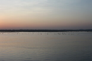 黄昏下的宁静湖面